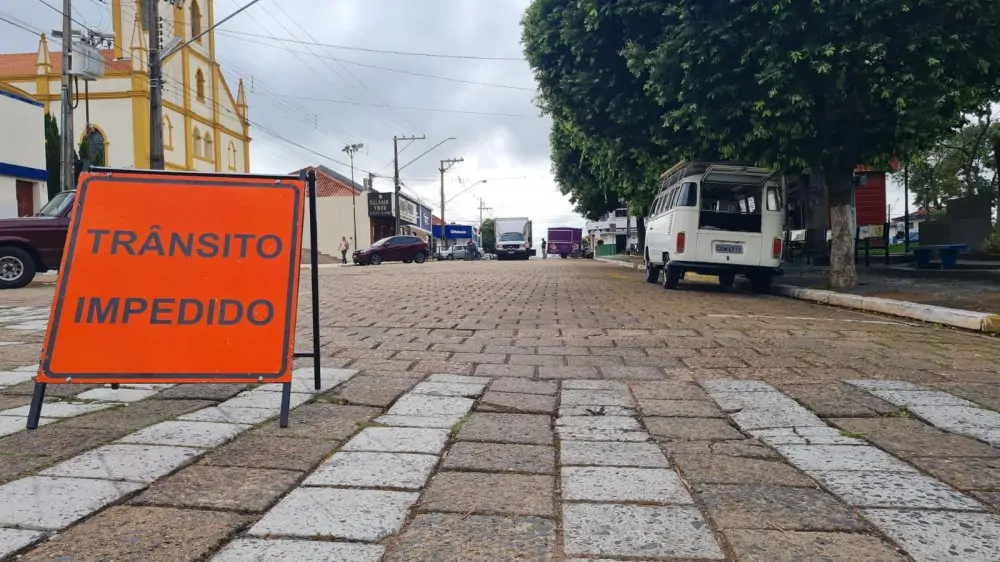 Quadra da rua Carlos Gomes, no centro de Presidente Venceslau, permanecerá interditada nos próximos dias