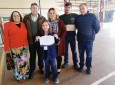 Aluna da Escola Aparecida Therezinha de Medeiros recebe certificado do Rotary Club em comemoração ao Dia do Estudante