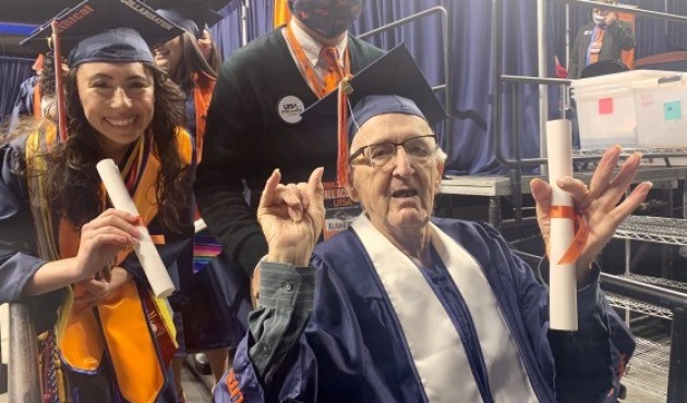 Neta e avô de 88 anos se formam juntos na faculdade