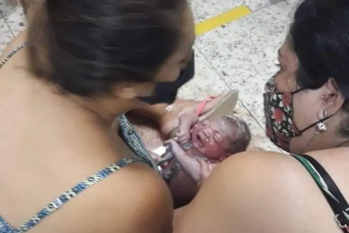 Jovem relata desespero após dar à luz em chão de hospital no interior de SP: ‘Momento de terror’