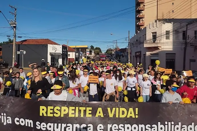 Mais de 300 crianças participam de caminhada alusiva ao Maio Amarelo no centro de Presidente Venceslau