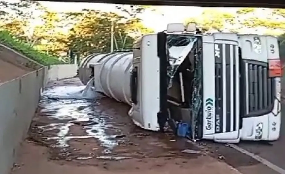 Caminhão-tanque carregado com 20 mil litros de etanol tomba em Prudente