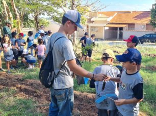 Crianças da Rede Municipal de Ensino plantam 700 mudas nativas no Residencial Azenha, em Venceslau