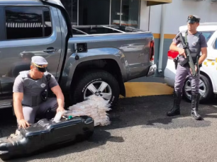 Pai e filho são presos transportando 48 kg de cocaína em carro com criança de seis anos, em Prudente