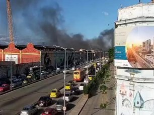 Incêndio atinge barracão de escola de samba na zona portuária do Rio