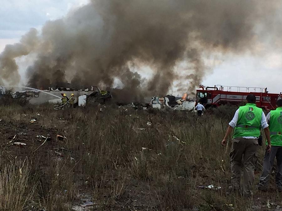 Os 103 ocupantes do avião que caiu no México estão vivos, diz empresa