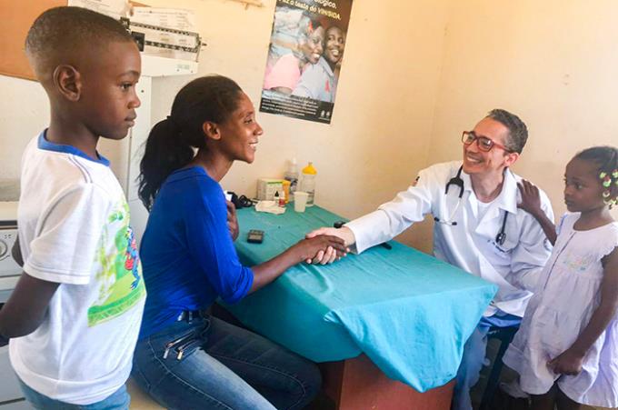 Egresso de Medicina da Unoeste lança livro sobre experiência na África